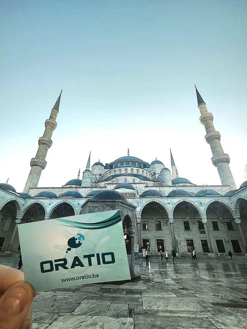 Die Blaue Moschee in Istanbul hinter einer Oratio-Karte