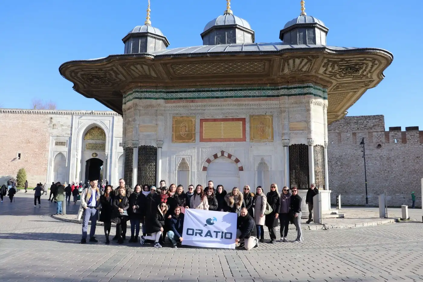 Das Team vor dem Brunnen Ahmeds III. am Topkapı-Palast