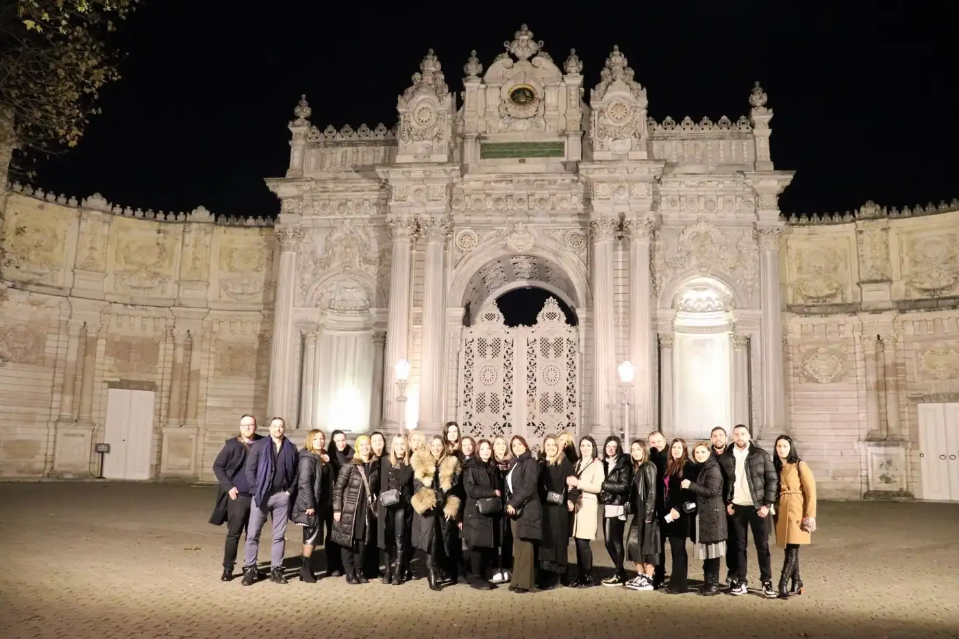 Das Team am Abend vor dem Dolmabahçe-Palast