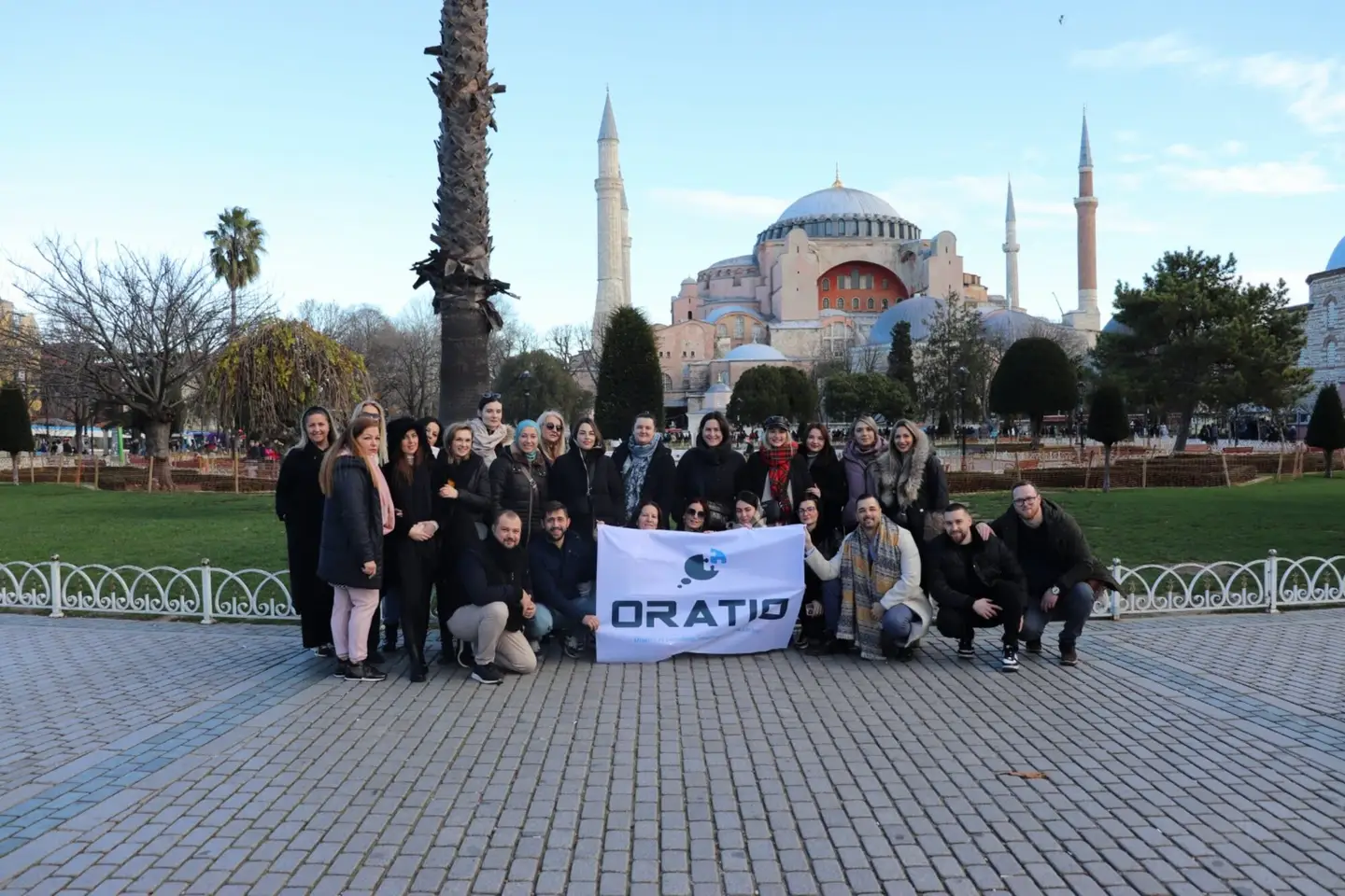 Das Oratio-Team mit Fahne vor der Hagia Sophia in Istanbul