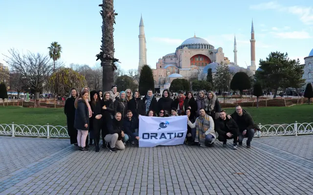 Das Oratio-Team mit Fahne vor der Hagia Sophia in Istanbul
