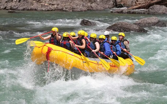 Das Oratio-Team beim Rafting mitten in den Stromschnellen